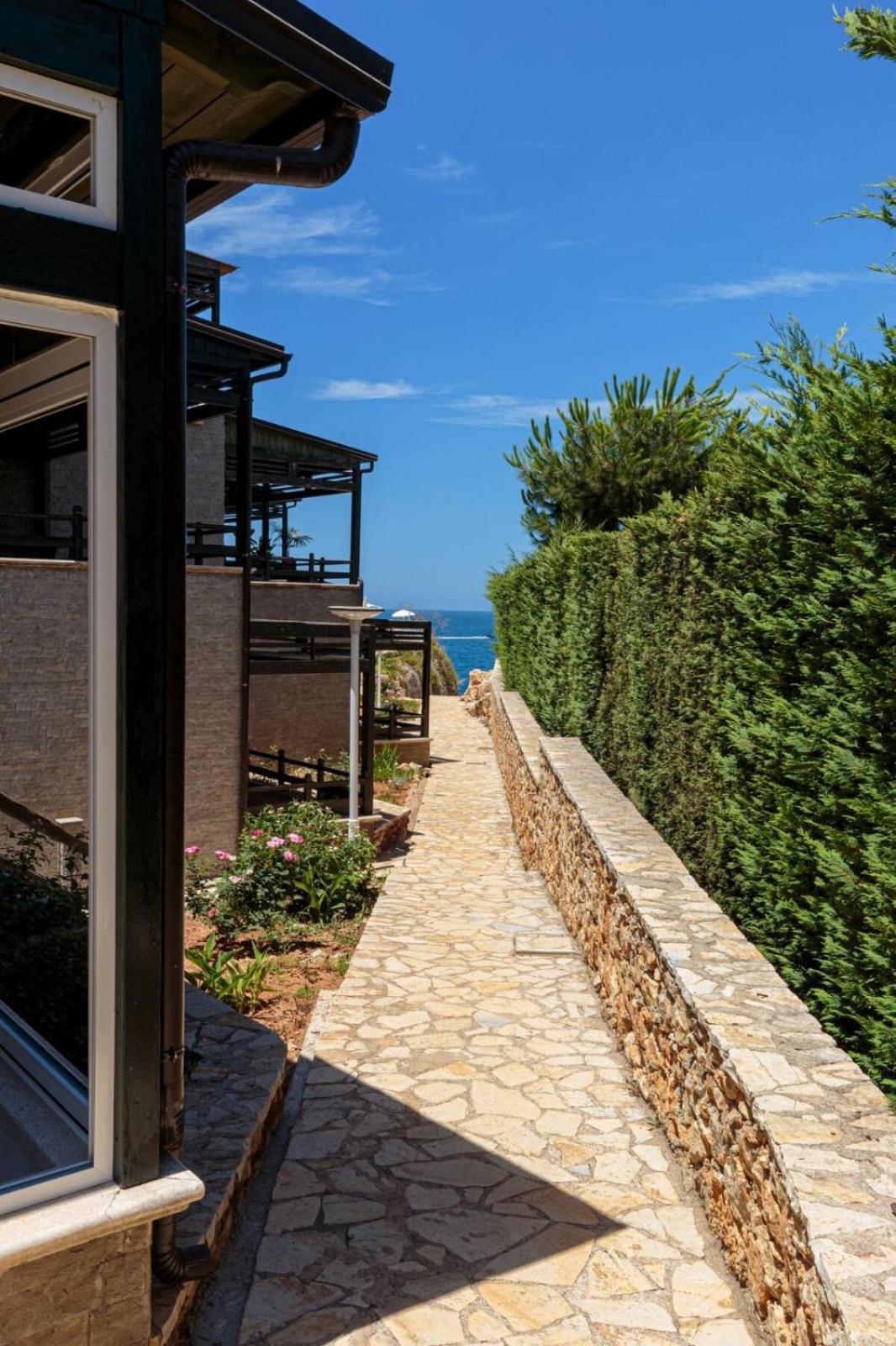 Bay Inn Apartment Sea Front Вльора Екстер'єр фото